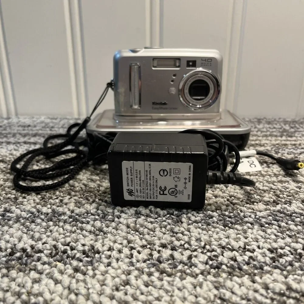 Kodak EasyShare CX7430 4.0 MP Digital Camera Silver With Dock 6000 Charges Flaw
